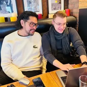 Zwei Kollegen arbeiten gemeinsam am Laptop